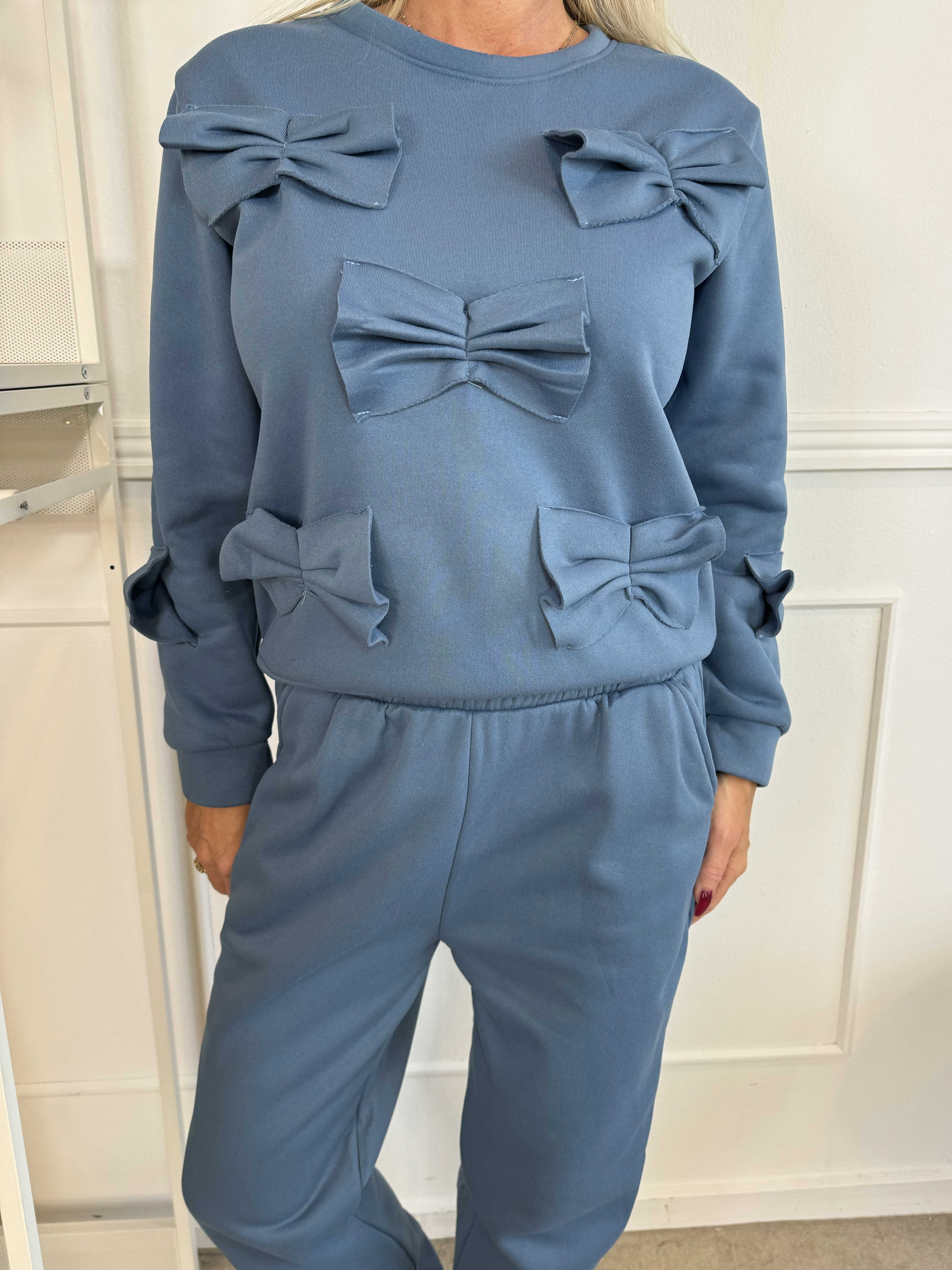 Yeva - Joggingdräkt med små rosetter